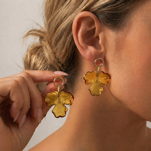 Pendientes de Resina Multicolor con Flores Estilo Retro Francés, Diseño Único y Exclusivo, Joyería Floral Exagerada para Oreja, Otros Pendientes de Moda - Product Image 1