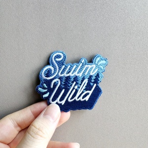 Precioso parche bordado de letras de dibujos animados para ropa con costura en la espalda y borde cortado con calor para camisas de trekking en la jungla - Product Image 1