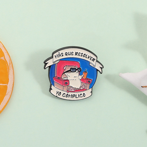 Pin Enamel Hamster Kartun Lucu Humor Spanyol MaS QUE RESOLVER YO COMPLICO Bros Pin Kerah Perhiasan Grosir - Product Image 2