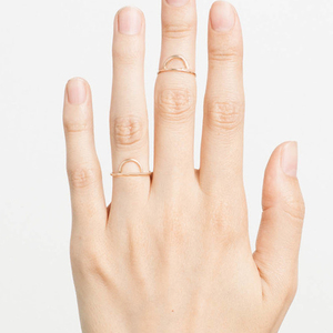 Trang Sức Tối Giản Chất Lượng Hàng Đầu Nhẫn Bán Nguyệt Mạ Vàng PVD 14K Bằng Thép Không Gỉ 316L Dành Cho Nữ - Product Image 3