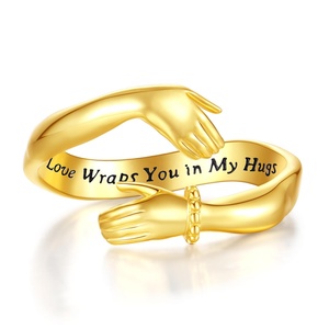 Dernier design, bague ajustable en argent sterling S925 plaqué or 18 carats, gravée « Love Wraps You in My Hugs », avec des mains qui s'entrelacent - Product Image 1