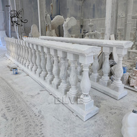 BLVE Moderne Sculpté À La Main Escaliers De Sécurité Main Courante En Marbre Blanc Pilier Romain Conception Balustre Pierre Balcon Garde-Corps pour Maison