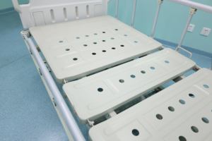 <span class=keywords><strong>Lit</strong></span> d'hôpital manuel à <span class=keywords><strong>double</strong></span> secousse LeKang avec construction métallique, certifié ISO, caractéristiques de soins aux patients, classe II, garantie de 2 ans - Product Image 2