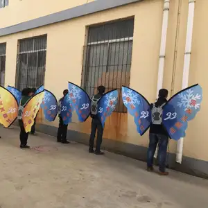 Bingkai Ransel Jalan Tiang Bendera untuk Iklan Tampilan Spanduk Bentuk Kupu-kupu