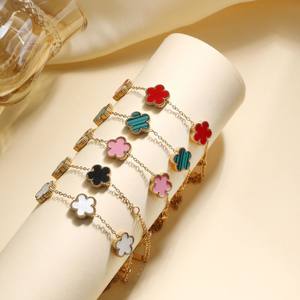 <span class=keywords><strong>Bracciale</strong></span> Gioiello da <span class=keywords><strong>Donna</strong></span> in Acciaio Inossidabile Dorato con Ciondolo a Fiore di Conchiglia e <span class=keywords><strong>Portafortuna</strong></span> a Quadrifoglio a Cinque Foglie - Product Image 1