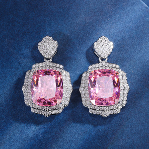 Parure de bijoux haut de gamme en cuivre plaqué or, avec diamant rose simulé, style luxe léger et design industriel, comprenant pendentif, bague et boucles d'oreilles 4*16 - Product Image 3