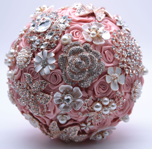 Ramo de Novia Hecho a Mano con Perlas, Seda de Lujo, Cristales Brillantes y Rosas de Satén para Novias y Damas de Honor - Product Image 4