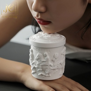 Vela de Cera de Soja 100% Orgánica a Base de Plantas en Frasco de Yeso Vintage con Relieve Artístico en Blanco y Negro, Decoración Literaria, Regalo para Diwali y Bares - Product Image 1