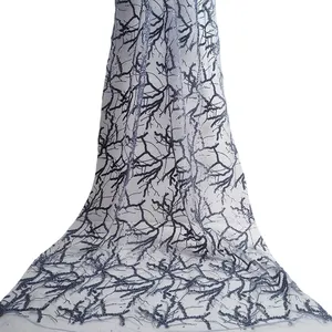 Tulle de dentelle de paillettes de ligne de géométrie perlée gunmetal gris fumé pour robe de soirée conçue