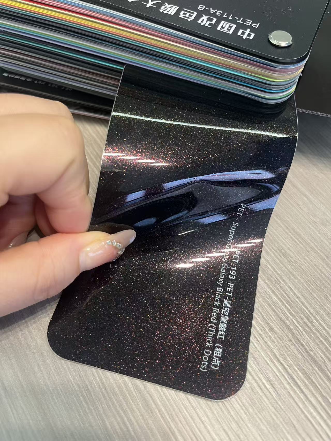 สีดำกาแล็กซี่เงางามพิเศษ แดง (จุดหนา)