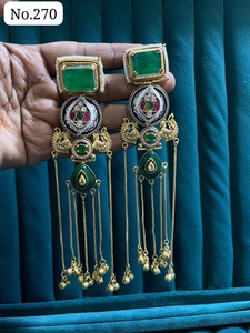 Pendientes Étnicos Premium Kundan Adornados con Piedras de Rubí Doble y Cadenas Decorativas Colgantes, Joyería Tradicional de Moda India - Product Image 4