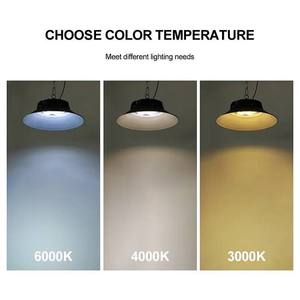 ไฟสปอร์ตไลท์ LED พลังงานแสงอาทิตย์ 300W 6000K IP66 ได้รับการรับรองมาตรฐาน CE Ra80 2500lm มุมลำแสง 120 องศา พร้อมรีโมทคอนโทรล ตัวเรือน ABS สำหรับสวน - Product Image 1