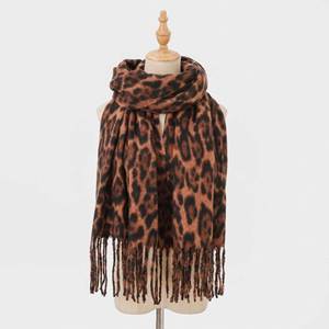 Bufanda de Invierno para Mujer, Diseño de Leopardo, Gruesa, 100% Poliéster, Nueva Moda, Venta al Por Mayor - Product Image 4