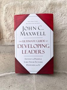Guía definitiva para desarrollar líderes de John C. Maxwell, libro en tapa blanda, éxito de ventas para adultos - Product Image 2