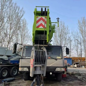 Grue mobile Zoomlion ZTC2200 220T, carrosserie gris vert avec marquage de sécurité à rayures rouges pour opérations de levage lourd - Product Image 6