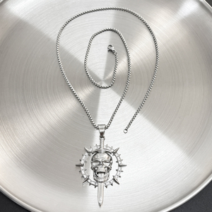 VAF Schwertdurchdringender Großer Totenkopf Sonnen-Spike Anhänger Halskette Edelstahl Ein scharfes Schwert durchbohrt den Schädel - Product Image 2