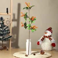Kunststof gesimuleerde hulst en sneeuwvruchten kerstdecoraties 60cm voor thuis en feestelijke sfeer