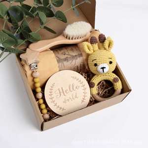 Coffret Cadeau Naissance Essentiels : Couverture en Mousseline de Coton, Hochet de Dentition pour Bébé, Carte Étapes de Bébé, Ensemble de Jouets en Bois - Product Image 2