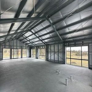 Structure de charpente en acier robuste résistante au vent pour entrepôt logistique moderne - Product Image 3