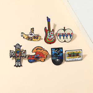 Broche de Metal Esmaltado con la Guitarra Amarilla de Llamas del <span class=keywords><strong>Submarino</strong></span> de Guns N' Roses, Pin de Banda de Rock para Regalo de Fanáticos, Venta al por Mayor del Fabricante - Product Image 4