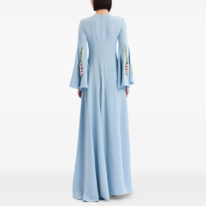 Vestido de Noche de la Colección Celebridades 2026, Disponible en Siete Colores, con Bordado Floral 3D, Mangas Acampanadas y Corte Maxi Largo - Product Image 2