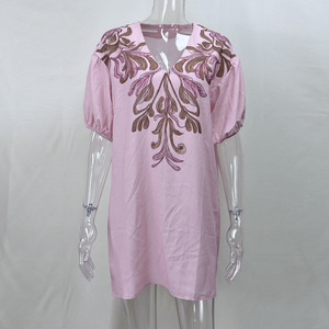 Robe mini rose bohème brodée à col en V, coupe empire, manches bouffantes, style décontracté d'été, tricotée, respirante, motif floral sur le devant - Product Image 5