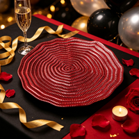 Assiettes de mariage rouges Woju, assiettes de présentation en plastique électroplaqué avec un design ondulé pour les événements de restauration et la décoration de table de cérémonie