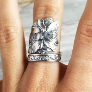 Anello Vintage Regolabile con Zircone a Forma di Giglio, Gioiello Floreale Anticato Testurizzato per Uso Quotidiano Femminile - Product Image 4