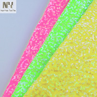 Tissu Nanyee brodé rose fluo en maille warp avec sequins, extensible dans les quatre sens, 100 % polyester, pour chaussures de mariage filles et garçons