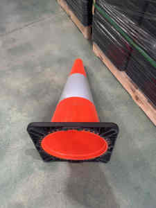 Cône de signalisation routière réfléchissant de haute qualité Australia <span class=keywords><strong>Revolution</strong></span>, en PVC, disponible en tailles 25 cm, 45 cm, 70 cm et 90 cm. - Product Image 2