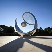 Sculpture abstraite de raquette de tennis en acier inoxydable poli miroir, statue métallique moderne incurvée pour club de tennis