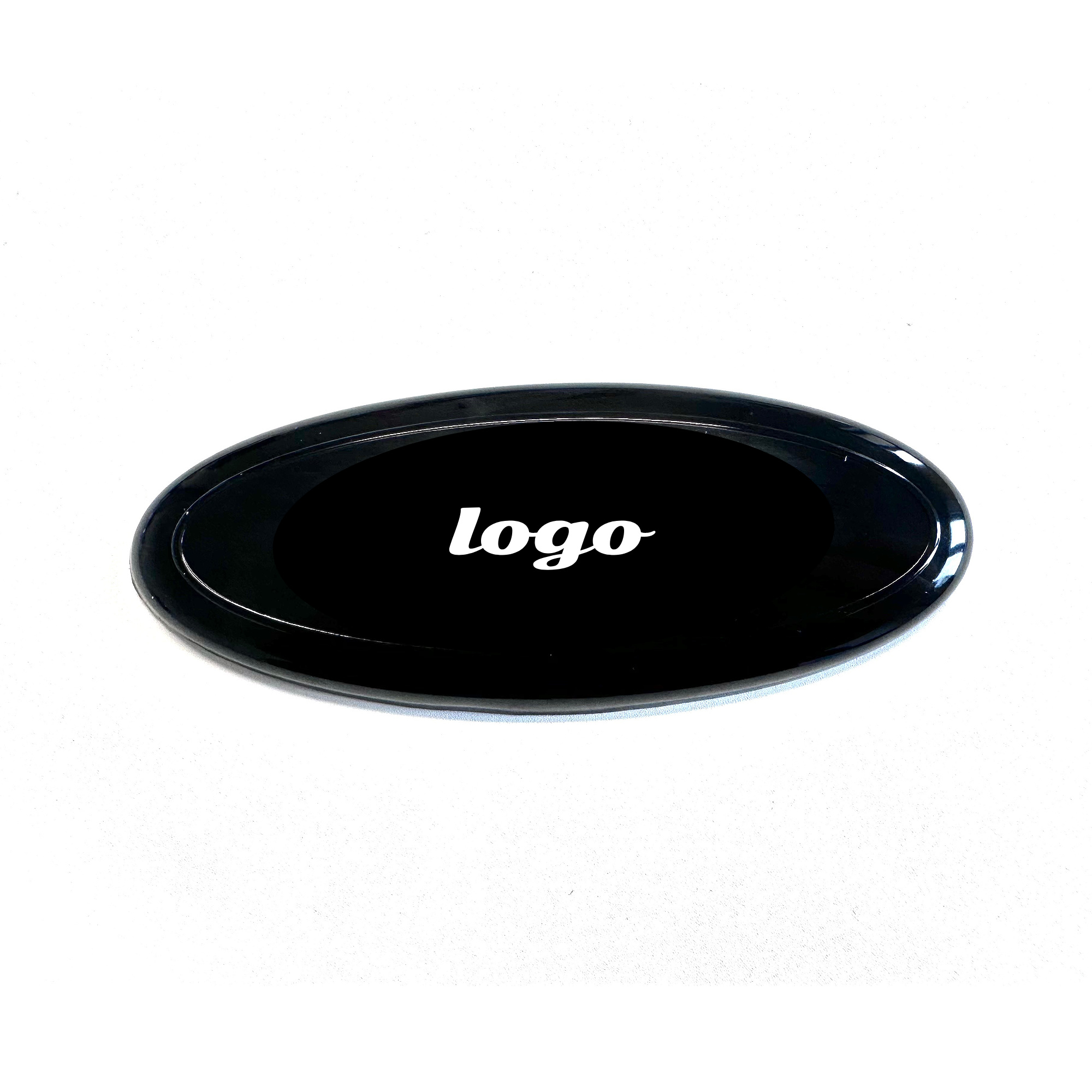 Badge noir + logo argenté