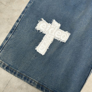 بنطلون جينز رجالي مخصص بتصميم OEM ODM مع شعار مطرز ورقعات متقاطعة، جينز ممزق بقصة مستقيمة وواسعة ومرنة - Product Image 2