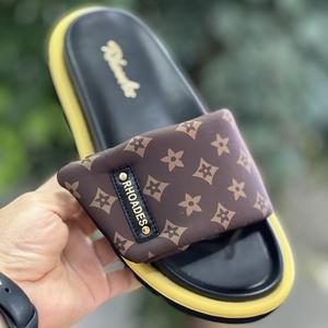 Sandalias de playa de alta calidad para mujer con logotipo personalizable, de tacón alto, de un solo tirante, a la moda, para primavera - Product Image 3