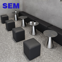 Mobilier de restaurant de style industriel SEM : Banquette murale de café, canapé de loisirs sans dossier, longue banquette et table avec chaises noires