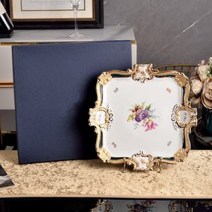 Vente chaude Assiette ronde à pied haut en porcelaine dorée de luxe peinte à la main Moderne Écologique pour mariage et restaurant - Product Image 2