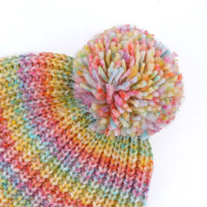 Chapeau tricoté mode loisirs d'hiver boule en peluche rayure arc-en-ciel chapeau tricoté chaud hiver protection des oreilles en peluche chapeau tricoté - Product Image 3