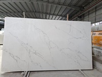 Dalle de pierre de comptoir en quartz au design moderne, pierre artificielle blanche Calacatta frittée pour comptoirs de maison, en grandes dalles