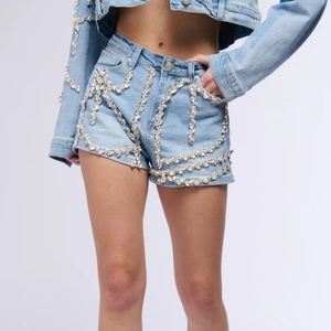 Shorts de Mezclilla Azul Claro con Pedrería para Mujer, Diseño con Cadena, Estilo Casual para Club, Alta Calidad - Product Image 2