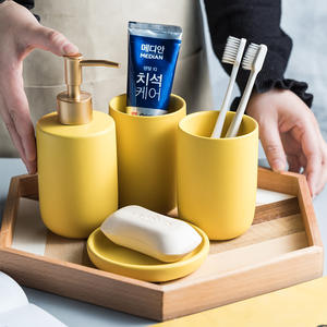 Ensemble de salle de bain en céramique quatre pièces Casualpure avec rince-bouche en plastique et tasses à brosse à dents fournitures de toilette - Product Image 2