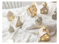 Petite maison de Noël en céramique avec ornement d'arbre de Noël éclairé et jouet de figurine pour décorations festives