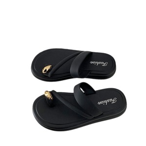 Chaussures de plage polyvalentes et tendance à semelles souples pour l'extérieur, associées à des pantoufles plates décontractées pour femmes - Product Image 1