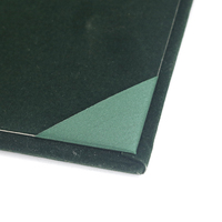 Porte-diplôme de graduation en velours vert A4 avec page intérieure ondulée et logo doré
