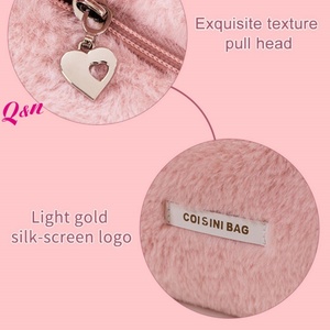 Logotipo personalizado de fábrica 2025, nuevo diseño, bolsa de cosméticos de terciopelo de conejo rosa, venta al por mayor, bolsa de maquillaje de viaje de felpa bonita a la moda - Product Image 3