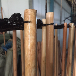 Venta caliente 2025 Palo de madera para escoba y fregona Fabricación Fábrica Diseño barnizado Mango de madera - Product Image 6