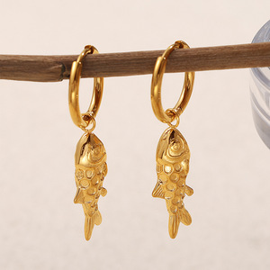 ต่างหูห่วงรูปปลาสีทอง ไทเทเนียมเหล็กชุบทอง 18k ซีรีส์มหาสมุทร ดีไซน์รูปสัตว์ เครื่องประดับแฟชั่น - Product Image 1