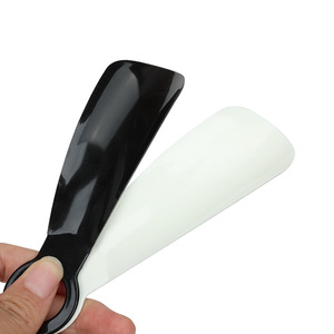 Calzador de Plástico Corto y Compacto para el Hogar, Duradero y Portátil - Product Image 2