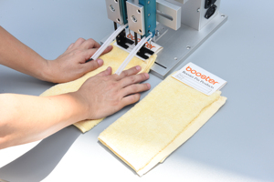Macchina da cucire elettrica semiautomatica pneumatica per etichettatura calze con PLC, macchina per etichettatura e imballaggio a doppia testa - Product Image 5