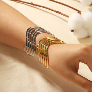 Brazalete de Moda para Mujer, Diseño Europeo Americano, Joyería de Nicho, Brazalete Ancho con Ondas Huecas, Acero Inoxidable con Oro de 18K - Product Image 2