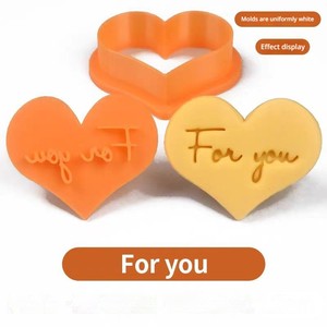 แม่พิมพ์คุกกี้รูปหัวใจที่เรียบง่ายแต่มีความหมาย พร้อมความรักในภาษาอังกฤษ ใช้งานง่ายสำหรับเซอร์ไพรส์แสนหวาน - Product Image 1
